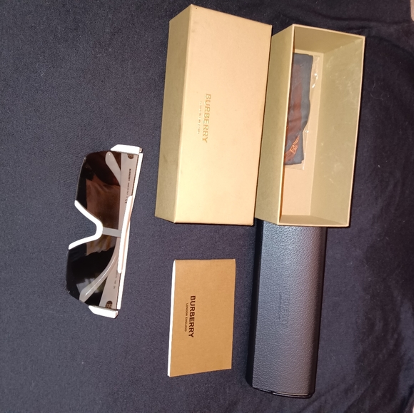 UNISEX BURBERRY SUNGLASSES - Picture 8 of 8